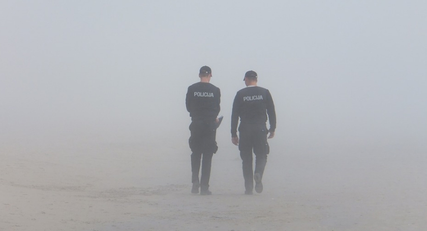 Policjanci ogniwa patrolowo - interwencyjnego ( Policja Stare Babice) odmówili przyjęcia korzyści majątkowej za odstąpienie od czynności służbowych, foto poglądowe