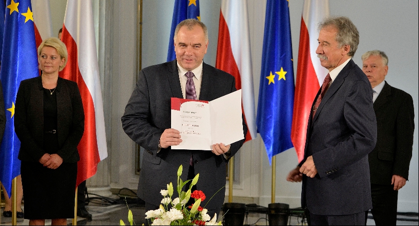 Zdjęcie przedstawia posła Jacka Sasina, który jest pomysłodawcą projektu, zakładającego powiększenie Warszawy o sąsiednie gminy.