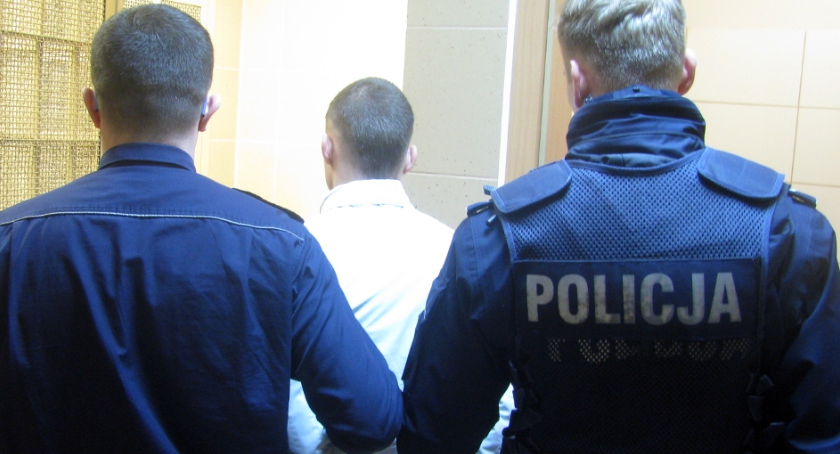 Na zdjęciu podejrzany podczas doprowadzenia, źródło Policja Babice.