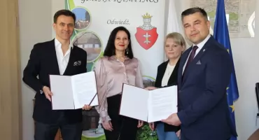 Podpisano umowę na modernizację kompleksu sportowego w Kampinosie