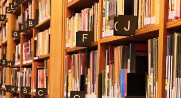 Biblioteka nieczynna, ale książkę można wypożyczyć